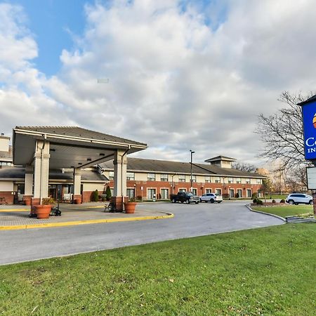 Comfort Inn & Suites Ambassador Bridge Windsor Bagian luar foto