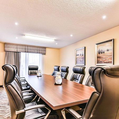 Comfort Inn & Suites Ambassador Bridge Windsor Bagian luar foto