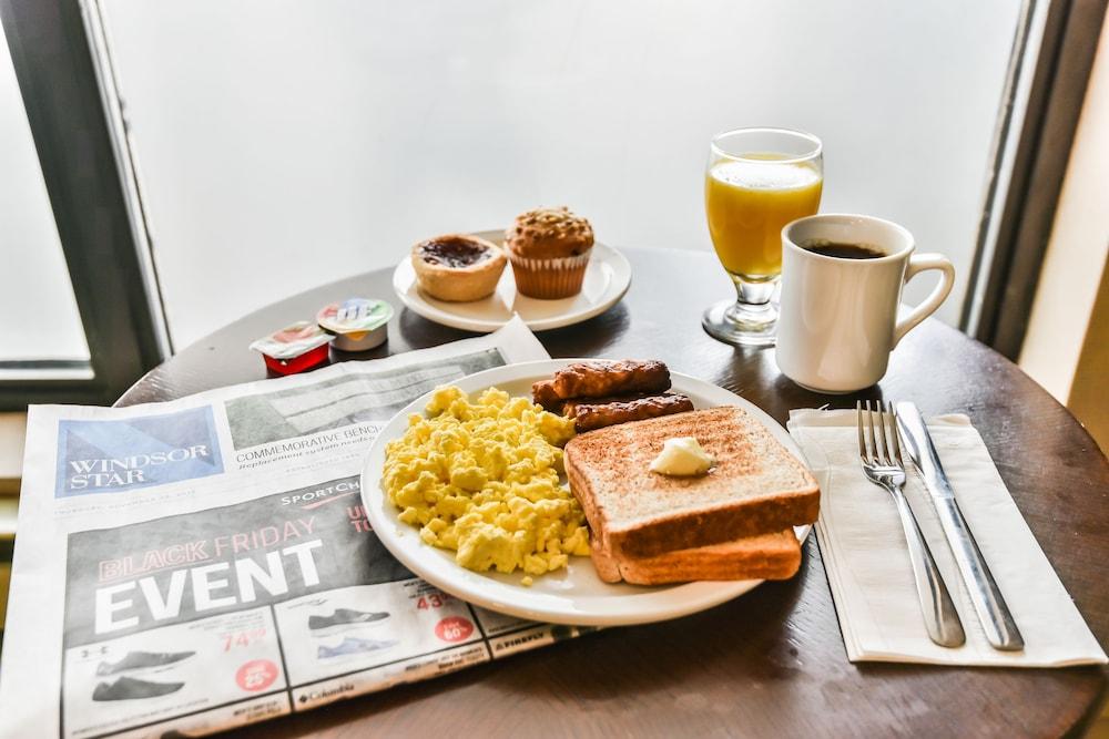 Comfort Inn & Suites Ambassador Bridge Windsor Bagian luar foto