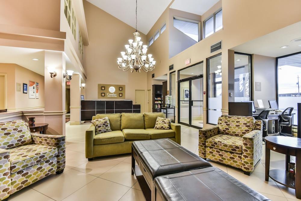 Comfort Inn & Suites Ambassador Bridge Windsor Bagian luar foto