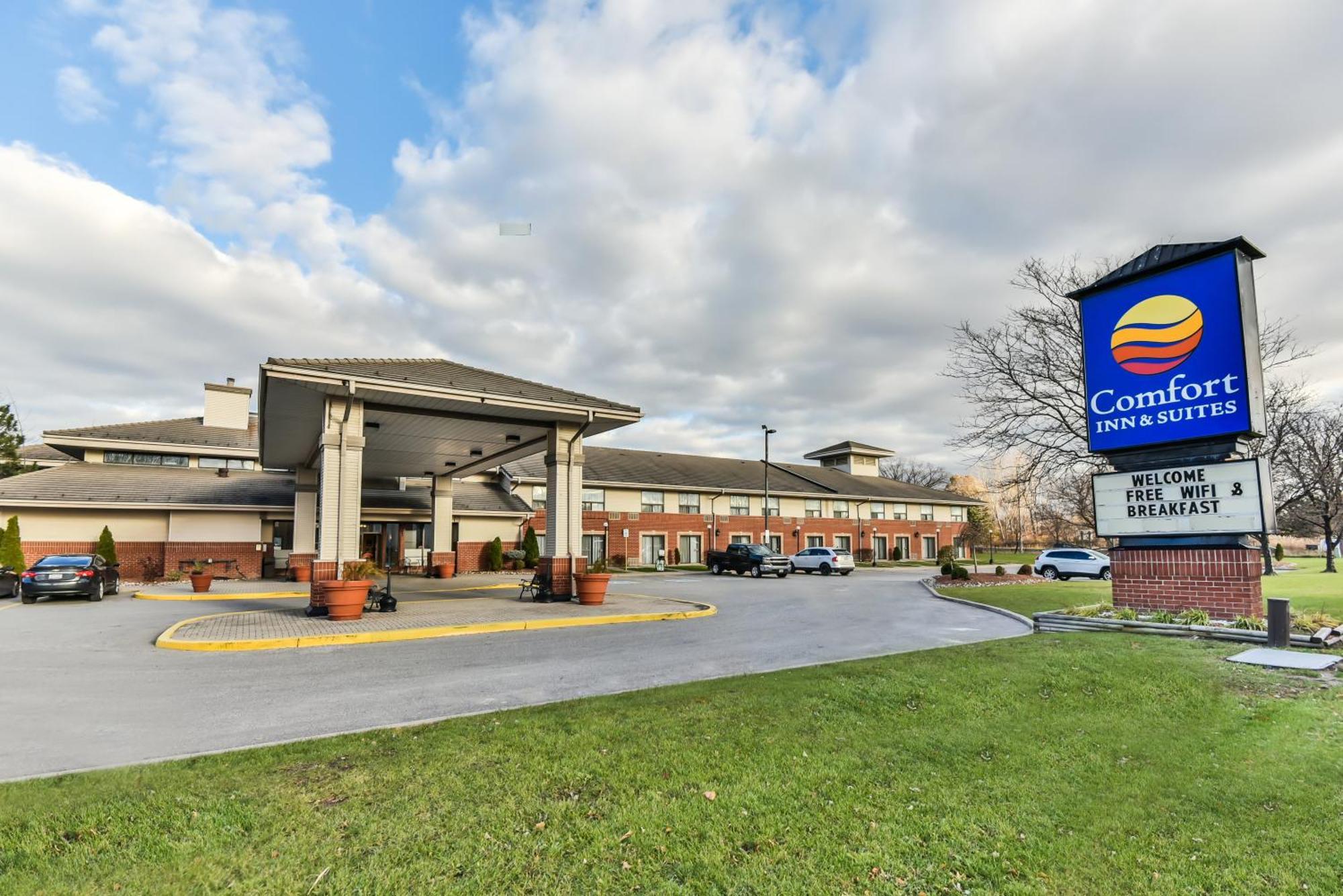 Comfort Inn & Suites Ambassador Bridge Windsor Bagian luar foto