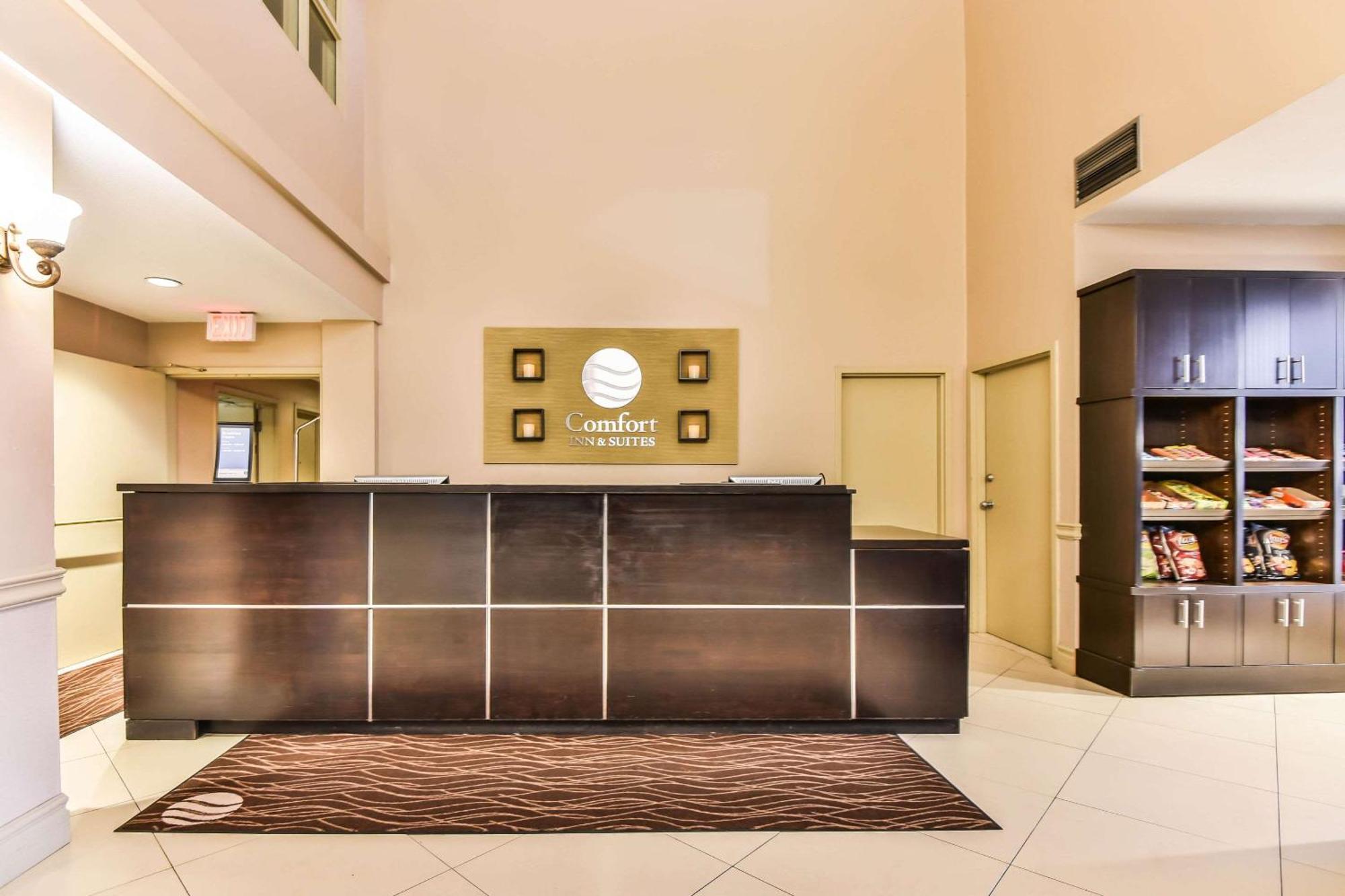 Comfort Inn & Suites Ambassador Bridge Windsor Bagian luar foto