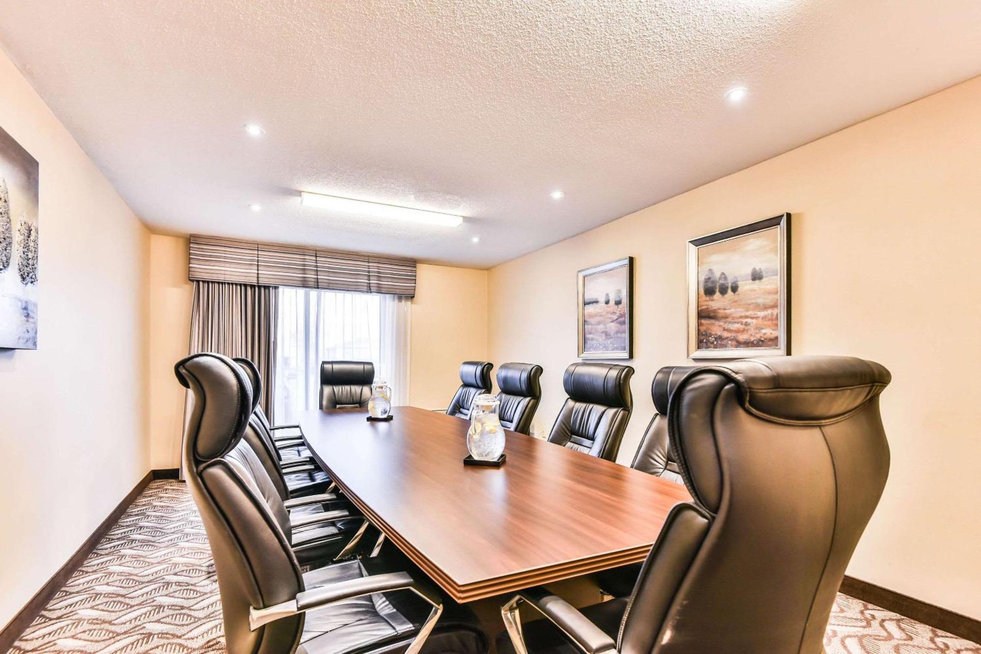 Comfort Inn & Suites Ambassador Bridge Windsor Bagian luar foto