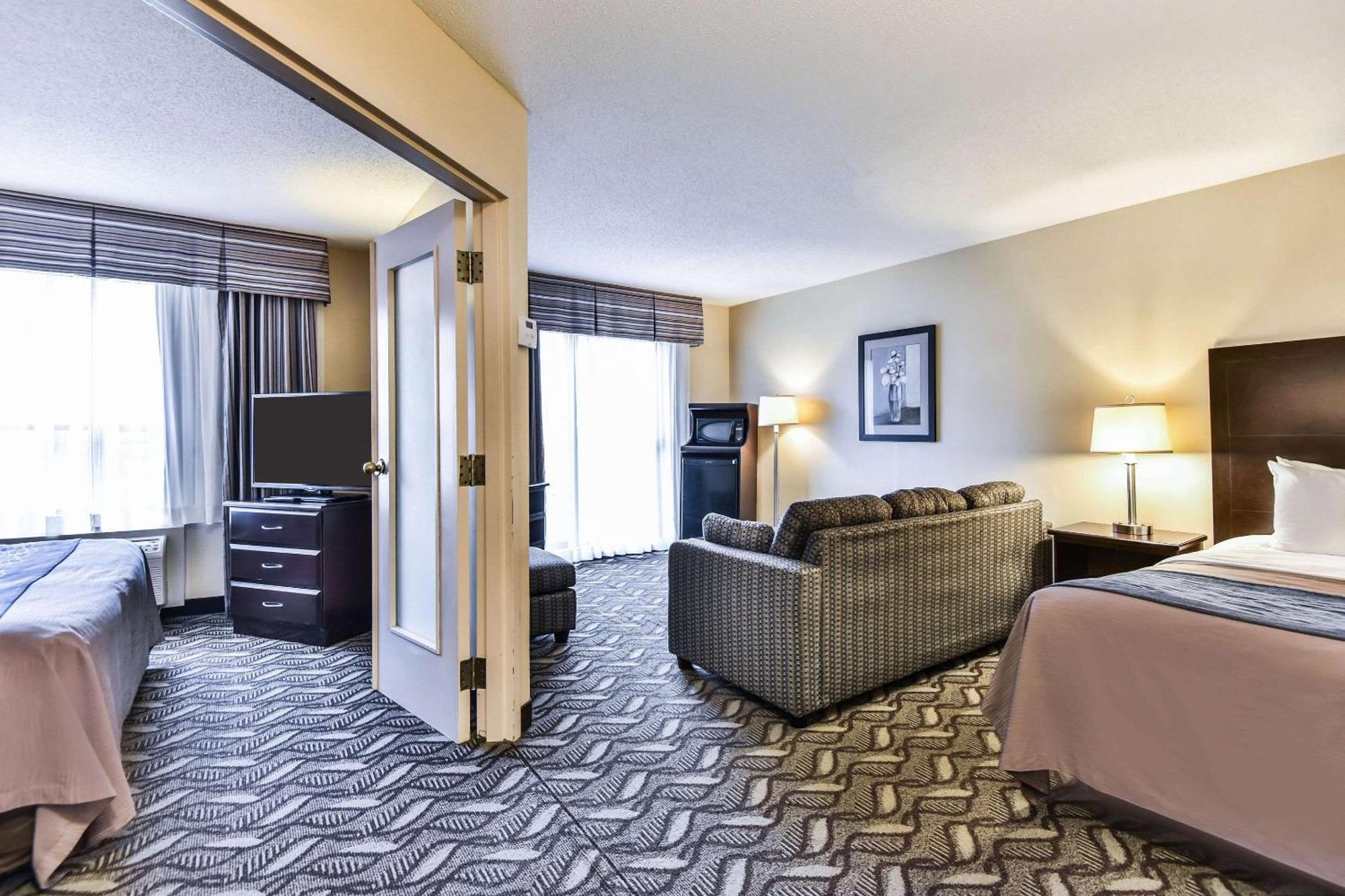 Comfort Inn & Suites Ambassador Bridge Windsor Bagian luar foto