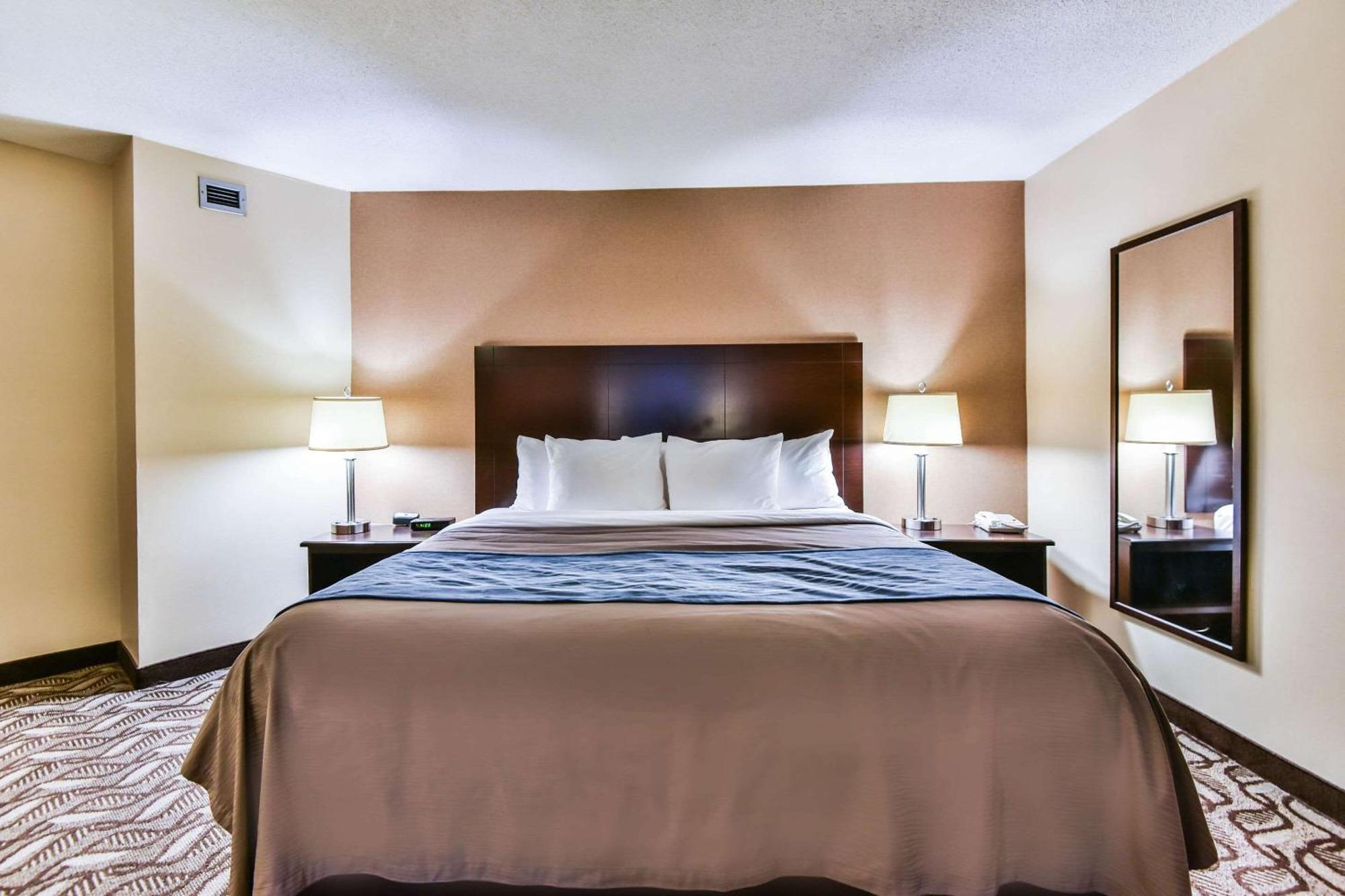 Comfort Inn & Suites Ambassador Bridge Windsor Bagian luar foto