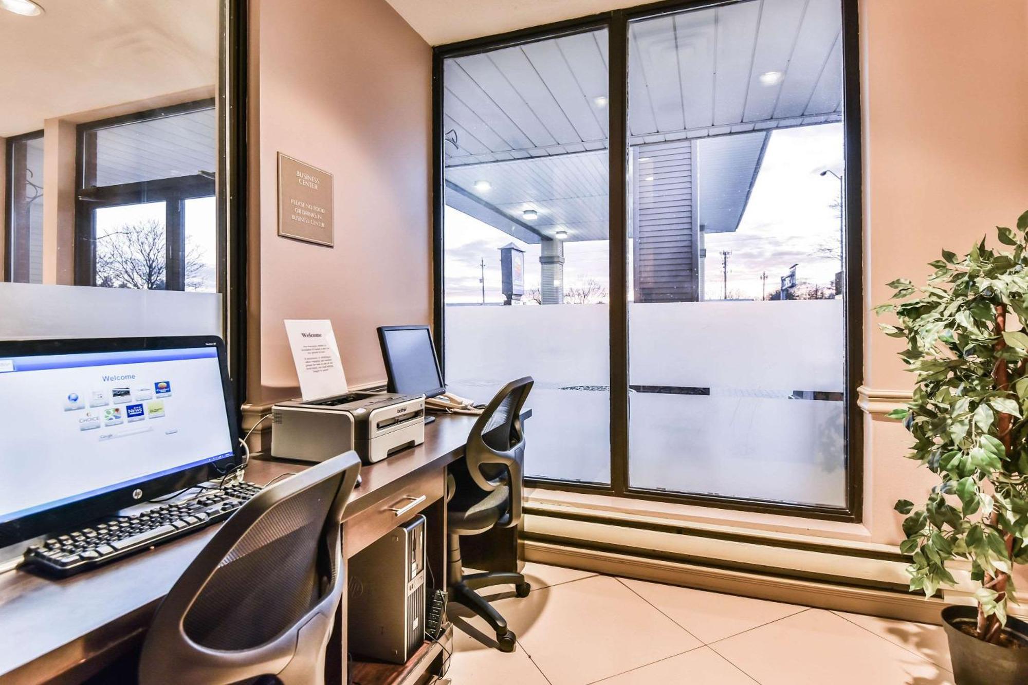 Comfort Inn & Suites Ambassador Bridge Windsor Bagian luar foto
