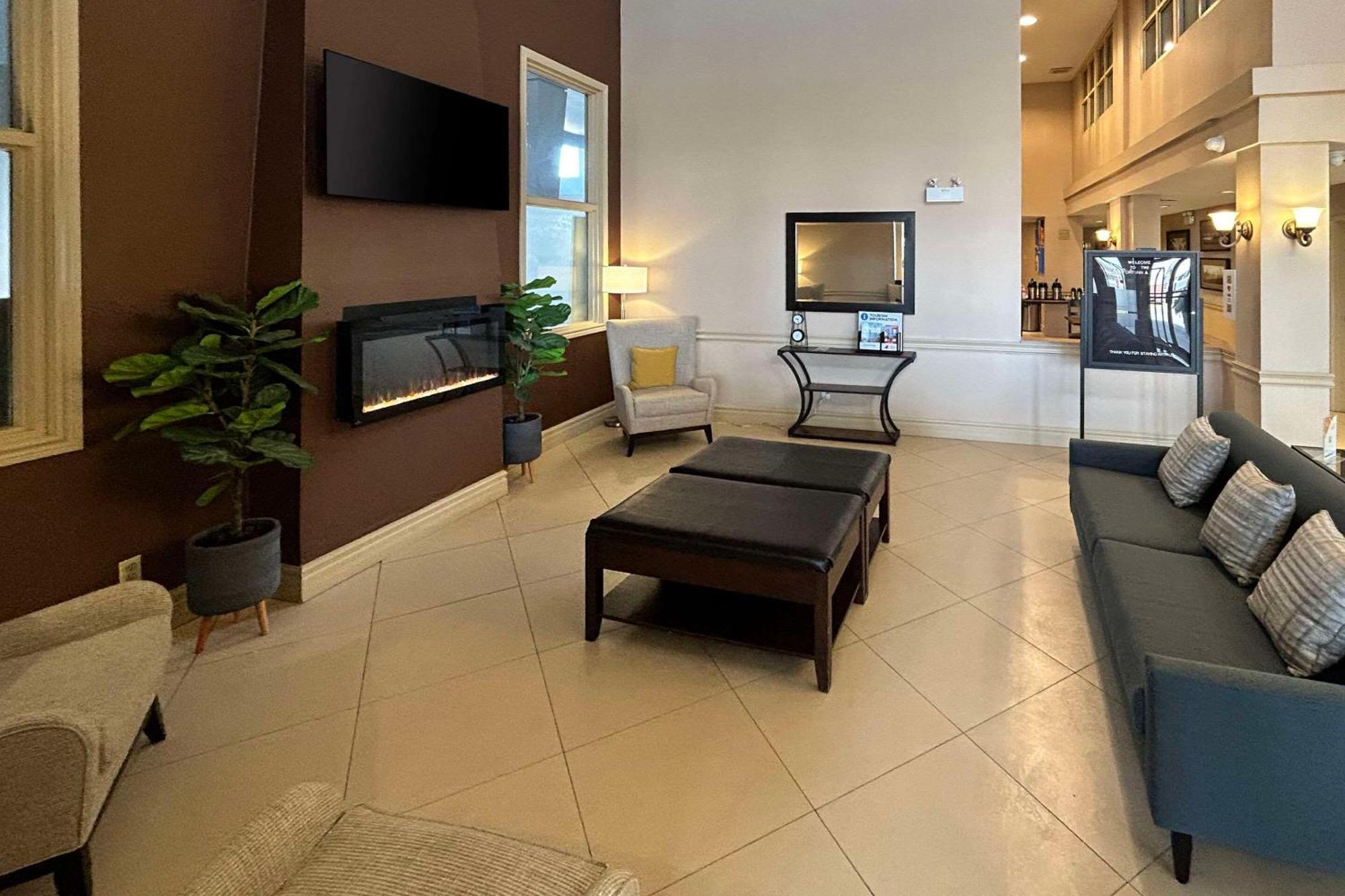Comfort Inn & Suites Ambassador Bridge Windsor Bagian luar foto