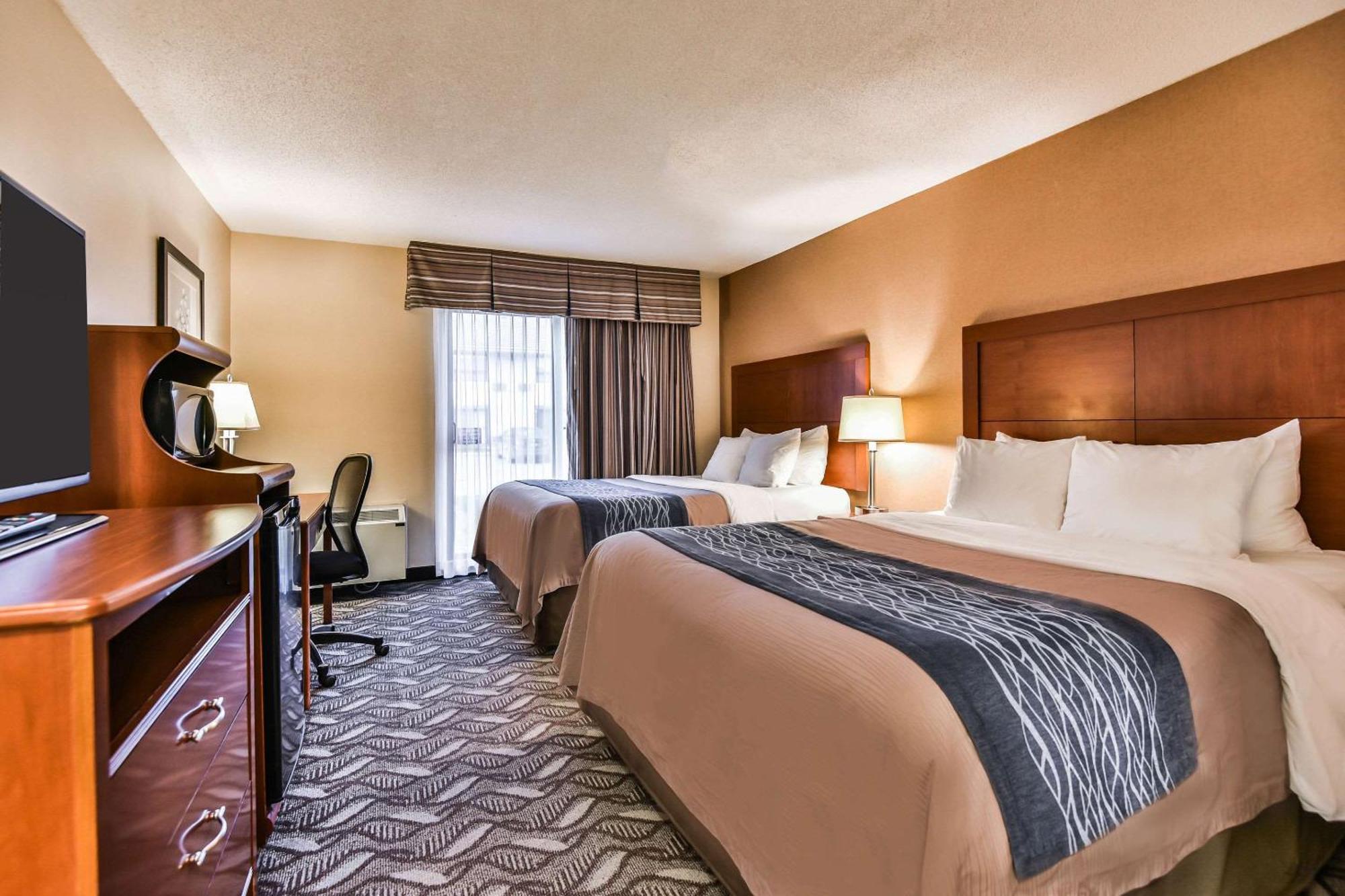 Comfort Inn & Suites Ambassador Bridge Windsor Bagian luar foto
