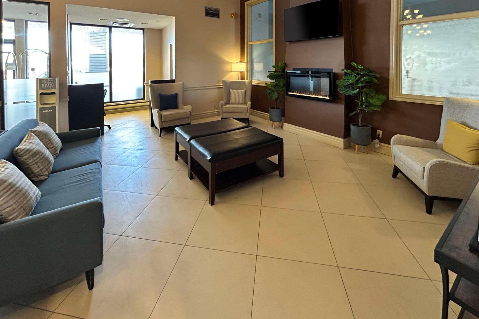 Comfort Inn & Suites Ambassador Bridge Windsor Bagian luar foto