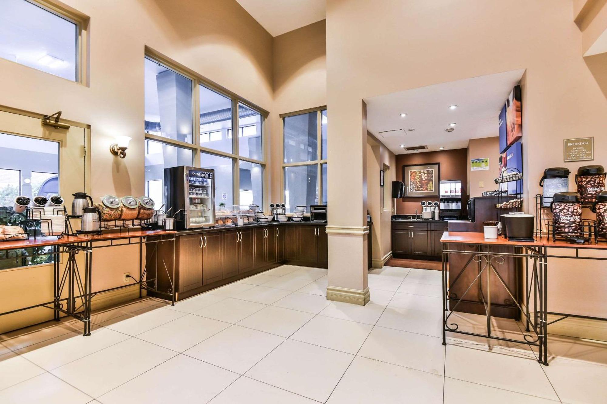 Comfort Inn & Suites Ambassador Bridge Windsor Bagian luar foto