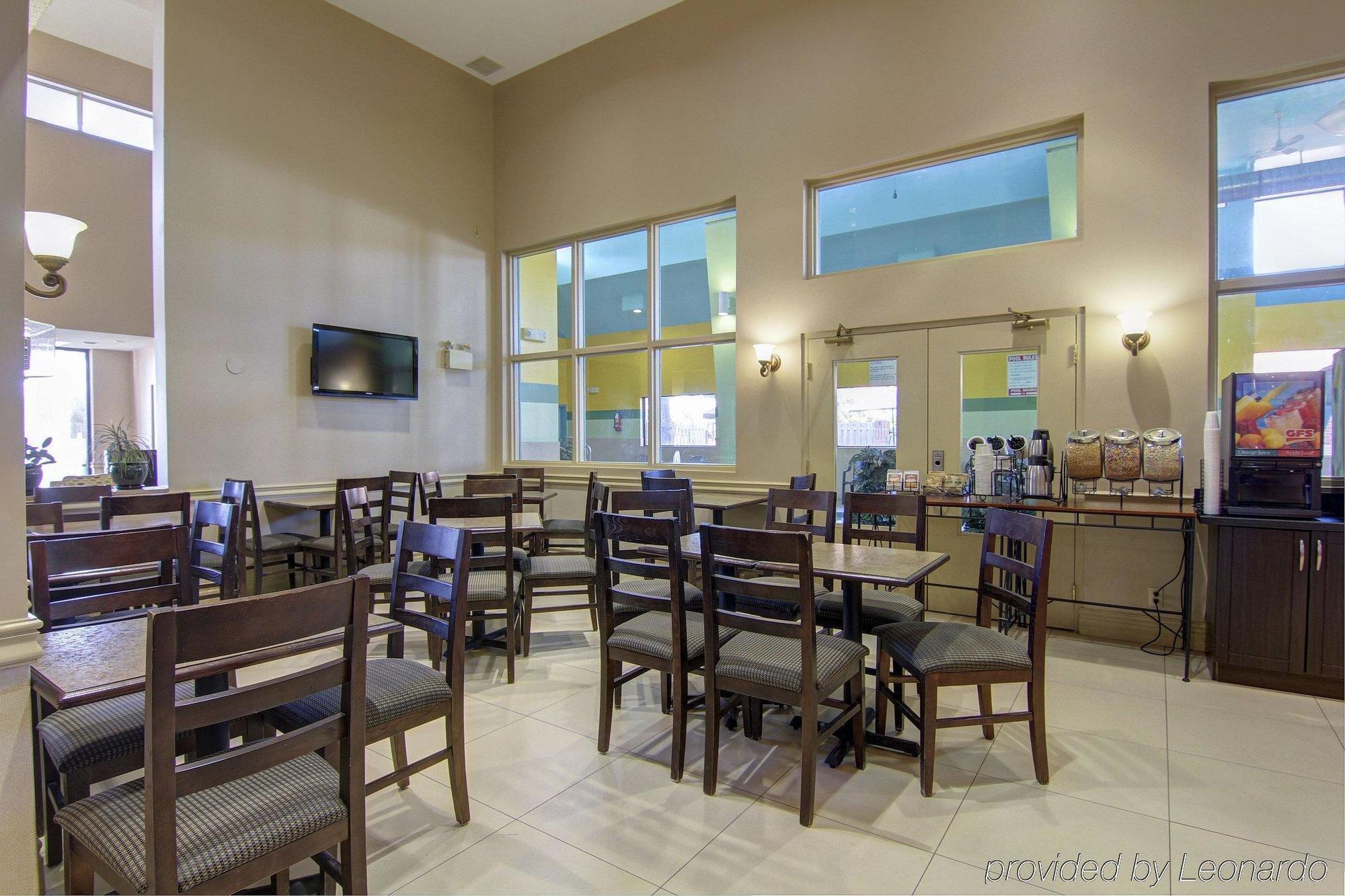 Comfort Inn & Suites Ambassador Bridge Windsor Bagian luar foto