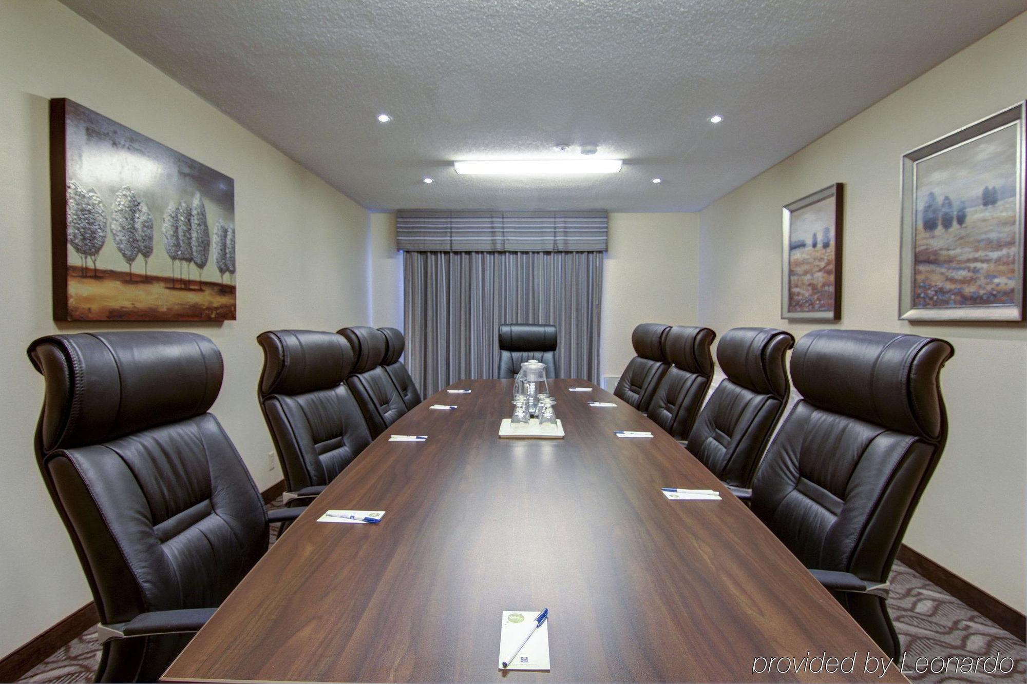 Comfort Inn & Suites Ambassador Bridge Windsor Bagian luar foto