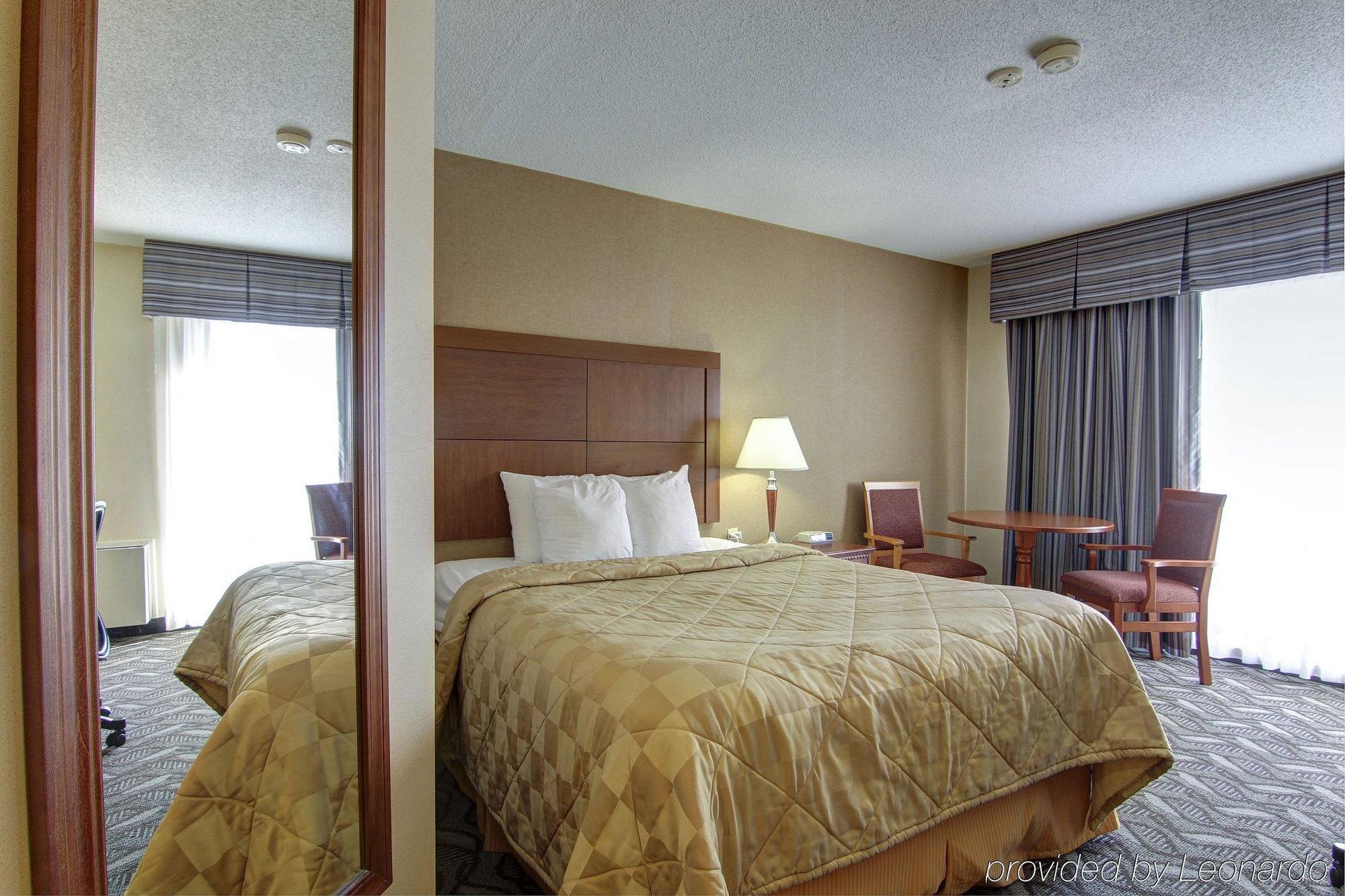 Comfort Inn & Suites Ambassador Bridge Windsor Bagian luar foto