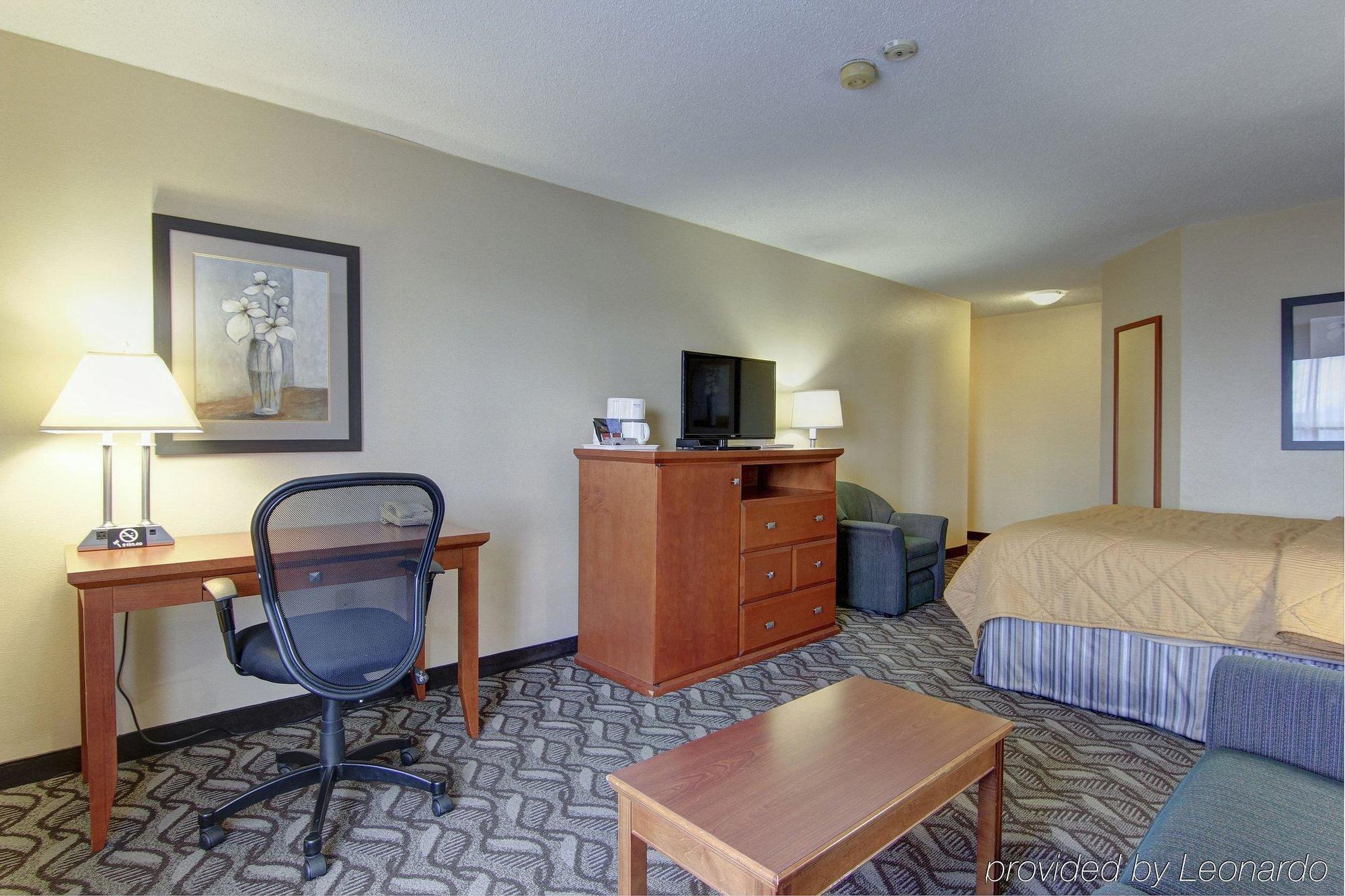 Comfort Inn & Suites Ambassador Bridge Windsor Bagian luar foto