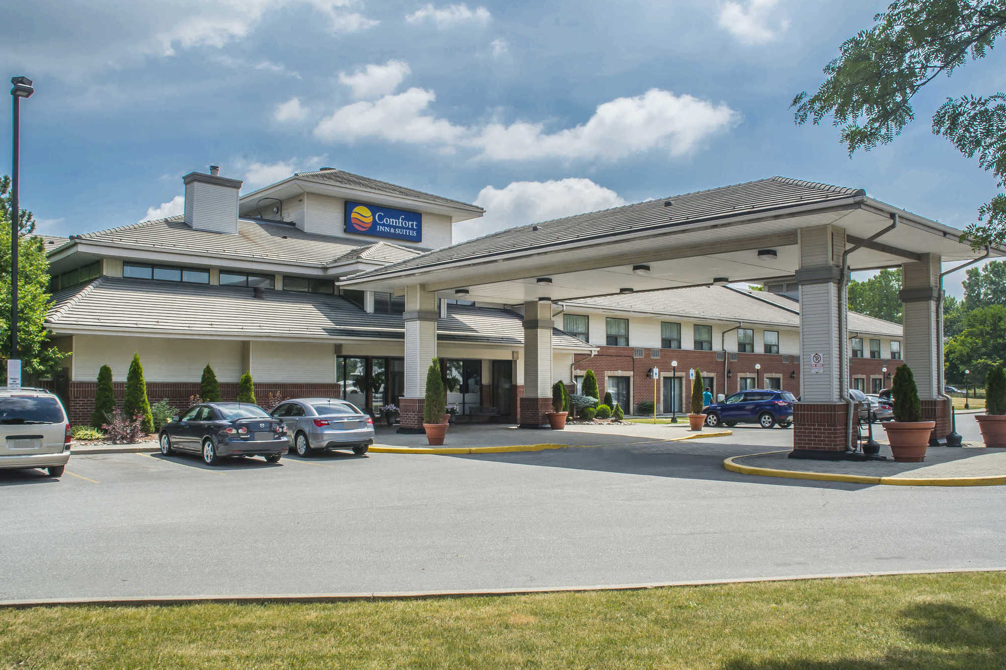 Comfort Inn & Suites Ambassador Bridge Windsor Bagian luar foto