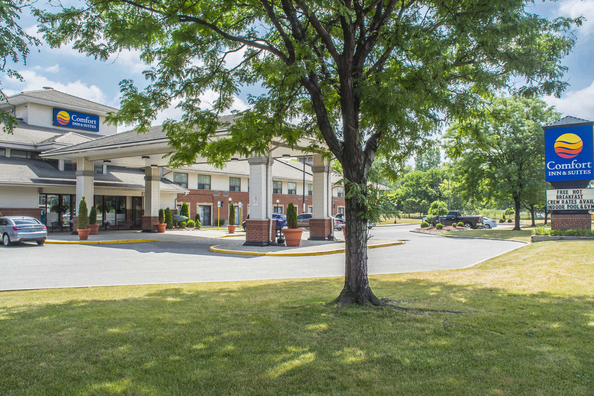 Comfort Inn & Suites Ambassador Bridge Windsor Bagian luar foto