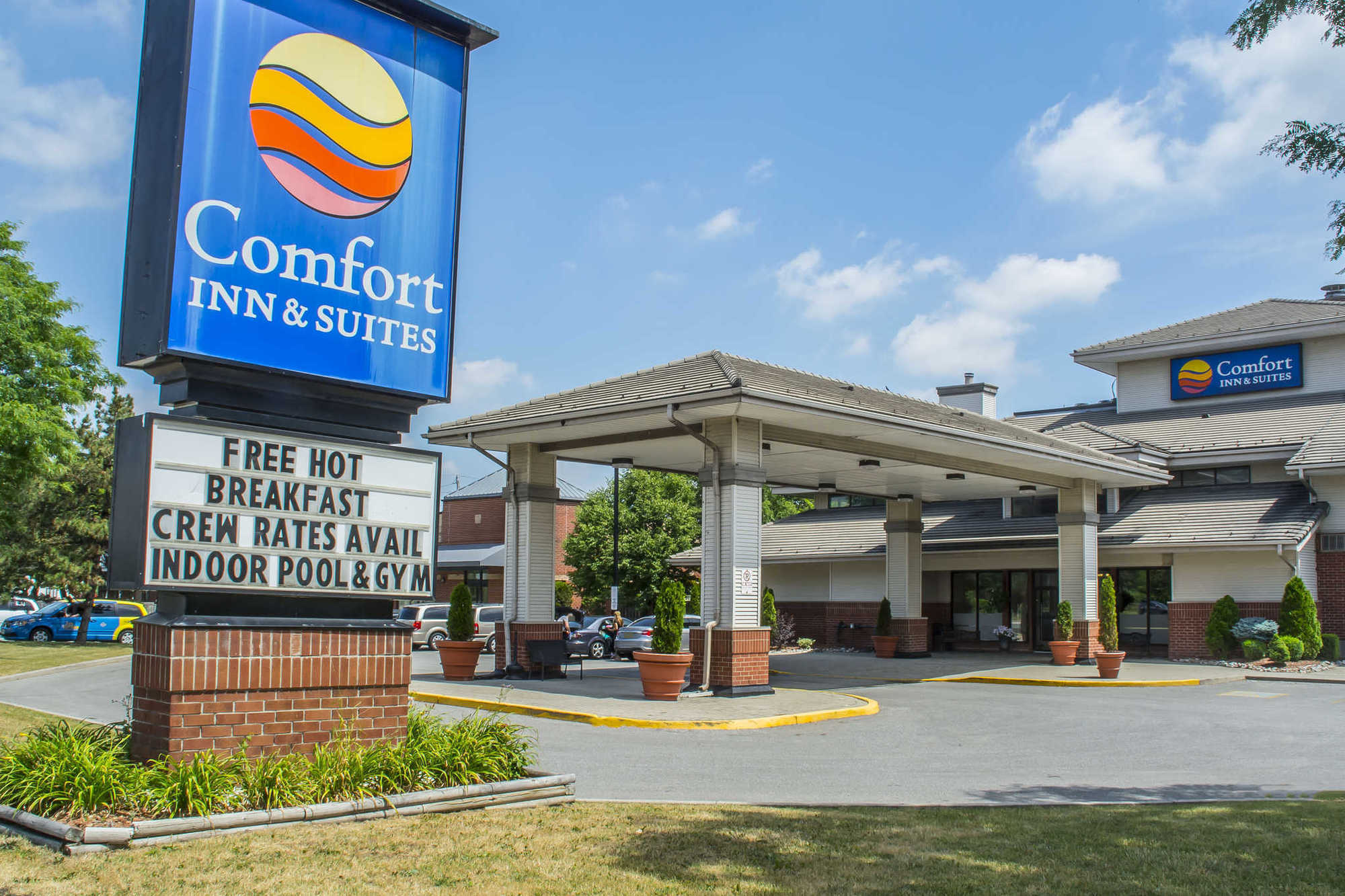 Comfort Inn & Suites Ambassador Bridge Windsor Bagian luar foto