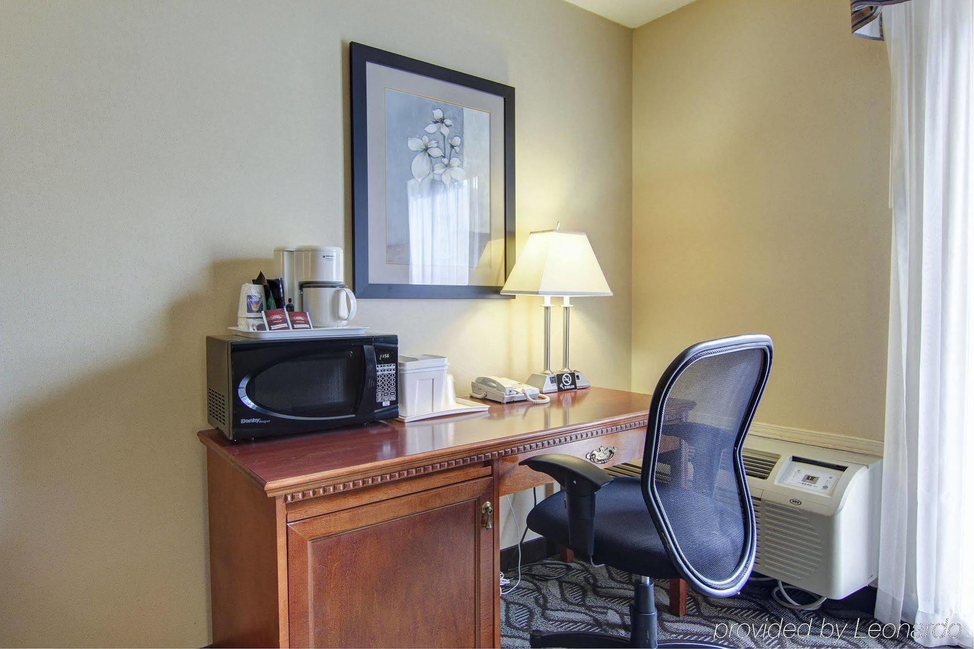 Comfort Inn & Suites Ambassador Bridge Windsor Bagian luar foto