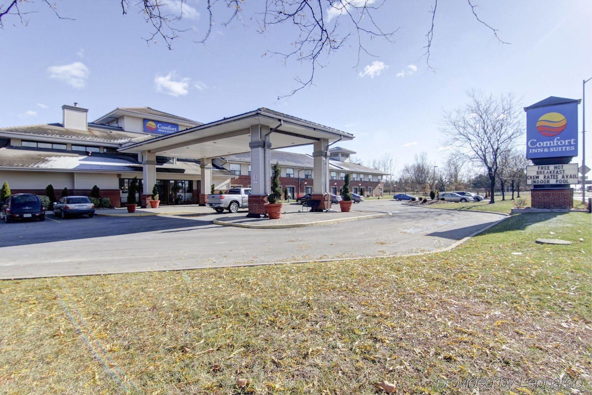 Comfort Inn & Suites Ambassador Bridge Windsor Bagian luar foto