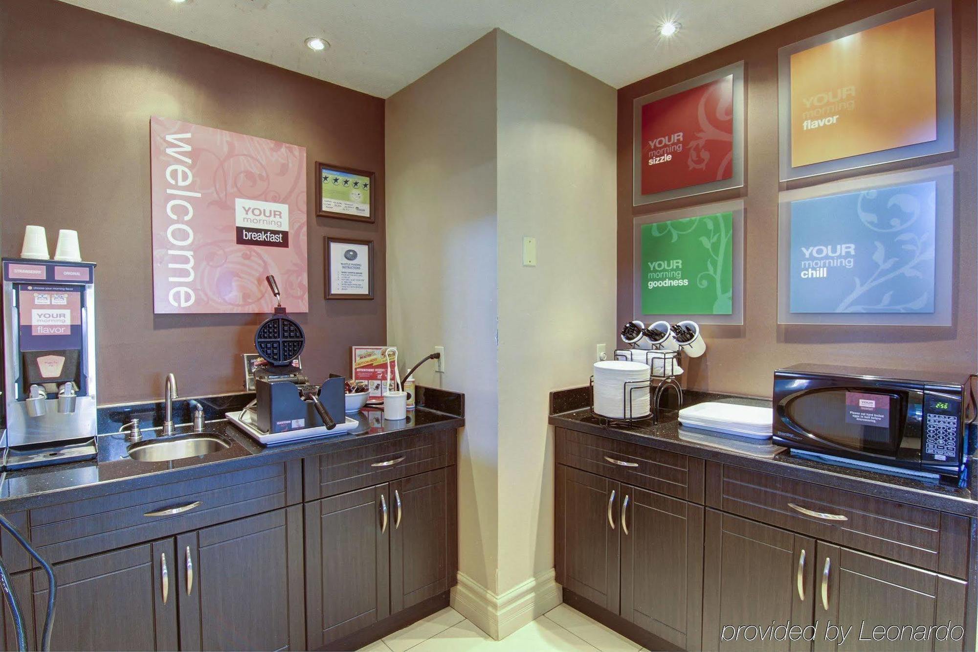 Comfort Inn & Suites Ambassador Bridge Windsor Bagian luar foto