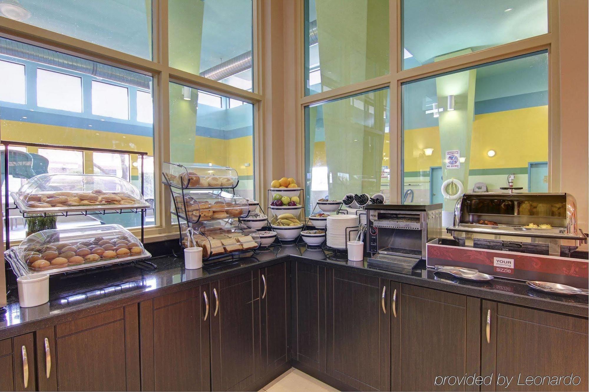 Comfort Inn & Suites Ambassador Bridge Windsor Bagian luar foto