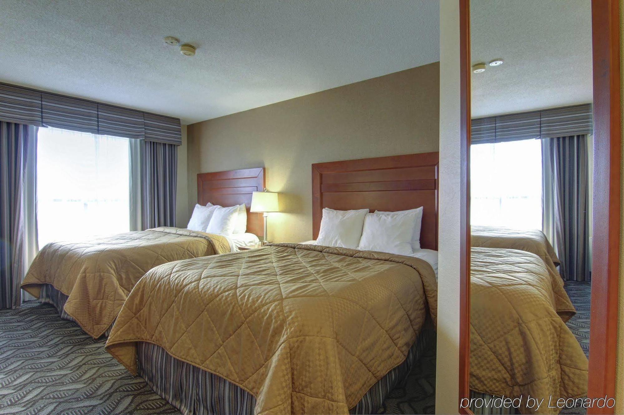 Comfort Inn & Suites Ambassador Bridge Windsor Bagian luar foto