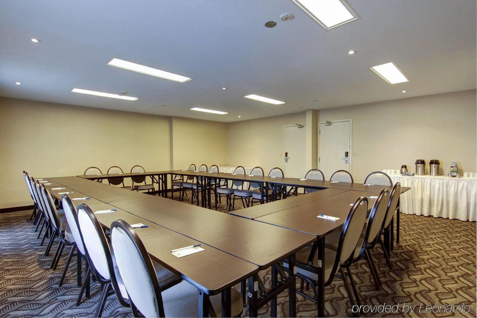 Comfort Inn & Suites Ambassador Bridge Windsor Bagian luar foto
