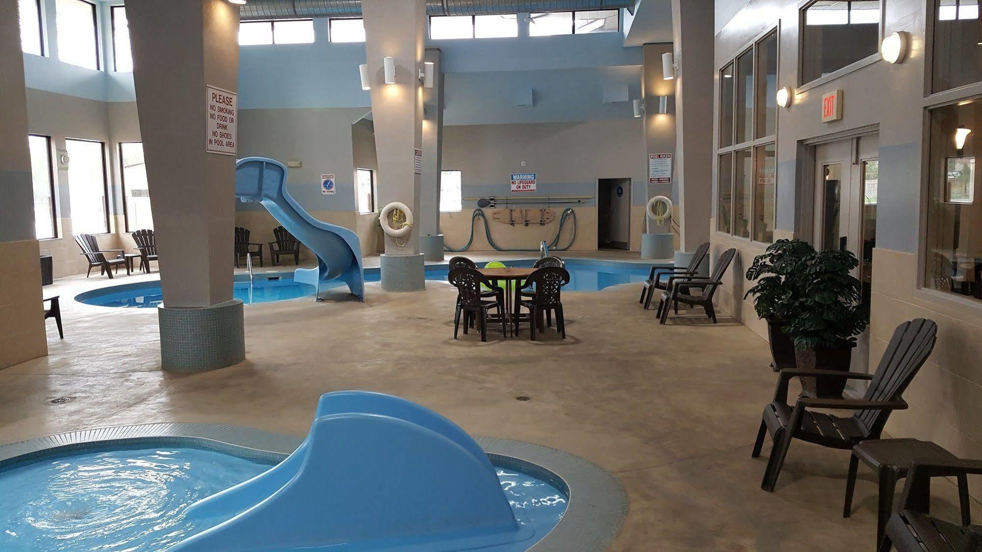 Comfort Inn & Suites Ambassador Bridge Windsor Bagian luar foto