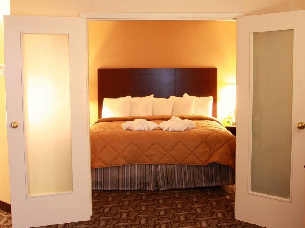 Comfort Inn & Suites Ambassador Bridge Windsor Bagian luar foto