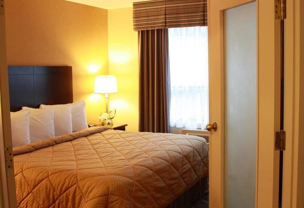 Comfort Inn & Suites Ambassador Bridge Windsor Bagian luar foto